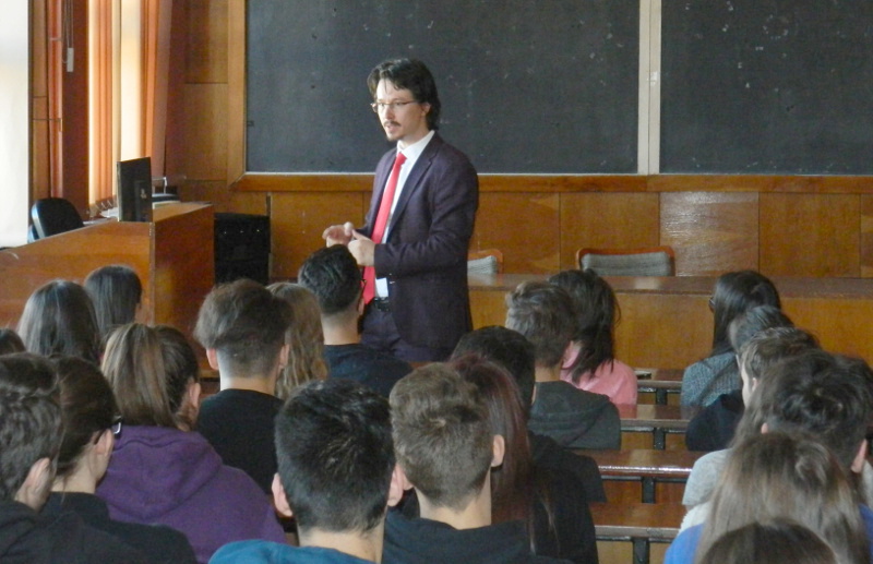 Judecătorul Cristi Danileţ le-a predat elevilor de la „Traian Lalescu“ o lecţie de educaţie juridică! 1 TL1