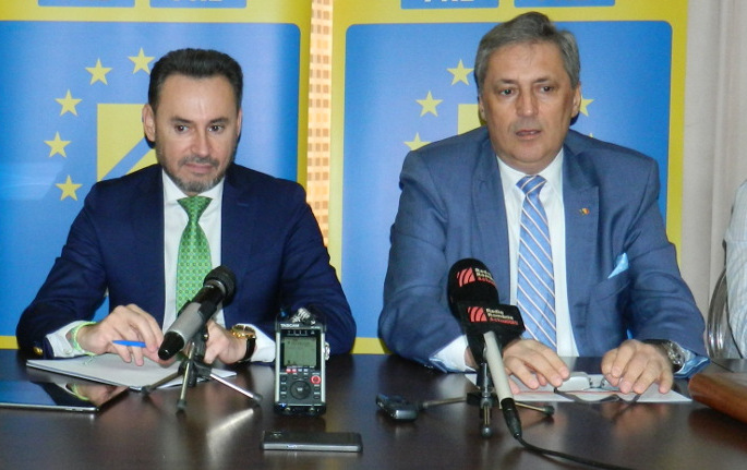În PNL Caraş-Severin este cald şi bine, iar liberalii se au ca fraţii. Ca fraţii vitregi 1 VELA FALCA POPA