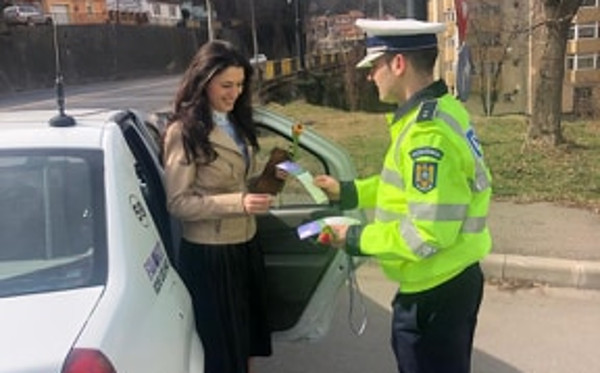8 MARTIE – tradiţie respectată! Şoferiţele din Caraş-Severin au fost “sancţionate” cu flori de poliţişti 1 53734533 2406764326022254 5163684952000167936 n