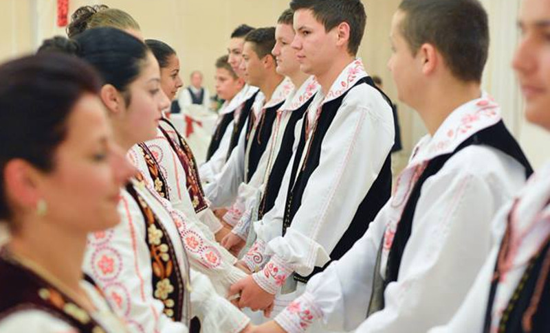 Spectacol folcloric de Ziua Femeii la Oraviţa. Artişti de seamă urcă pe scena Casei de Cultură din localitate 1 995600 269948703157345 217840001 n