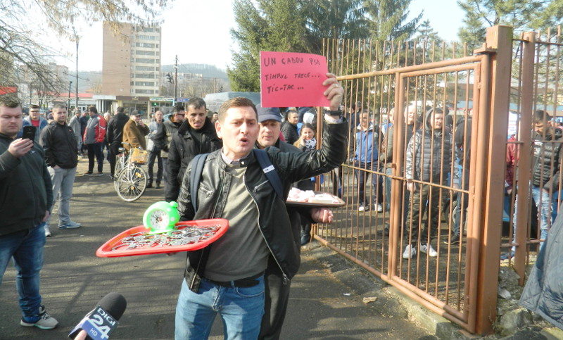 Cătuşe şi diversiune la vizita lui Liviu Dragnea la Reşiţa. Vajnicii jandarmi au fost la datorie 1 9 21