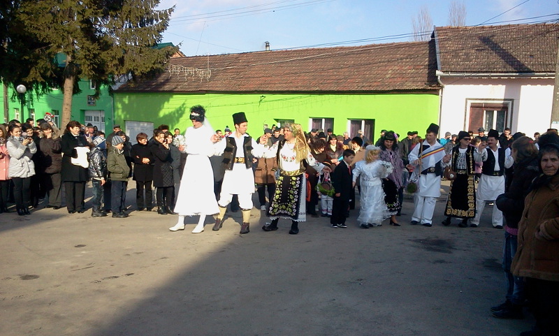 În Valea Almăjului, intrarea în Postul Paştelui se marchează prin tradiţii şi obiceiuri româneşti 1 BALUL CORNILOR BANIA