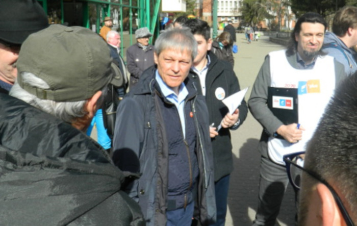 Dacian Cioloş a primit la Reşiţa vestea că Alianţa 2020 USR PLUS nu poate candida la alegerile europarlamentare 1 CIOLOS RESITZA
