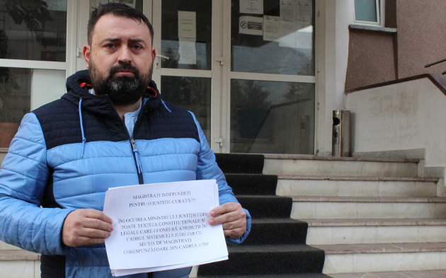 Procurorul Bucurică protestează în faţa Parchetului de pe lângă Tribunalul Caraş-Severin