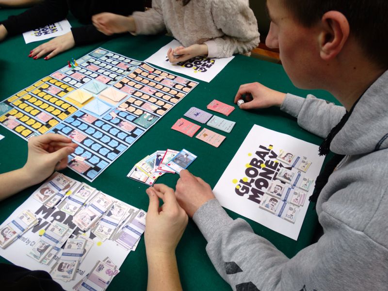 Elevii şi profesorii cărăşeni participă la Global Money Week, organizată de BCR 1 MGW