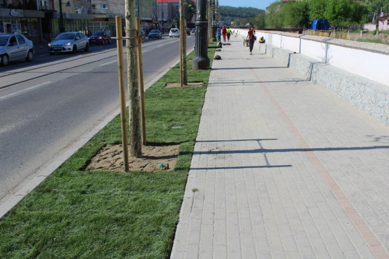 Lucrările la aleea de promenadă a Reşiţei se mută pe malul drept al Bârzavei 1 PROMENADA