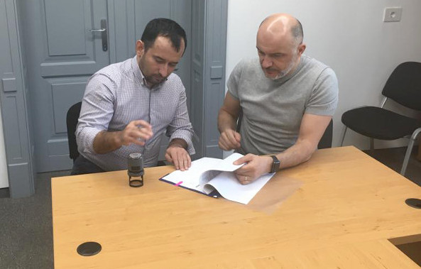 Primarul din Moldova Nouă a semnat un proiect de 2,2 milioane de euro pentru liceul din localitate 1 SEMNARE ACT ADR