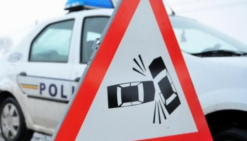 Cinci maşini s-au ciocnit la Soceni. Nu s-au văzut de fumul dens al unui incendiu de vegetaţie