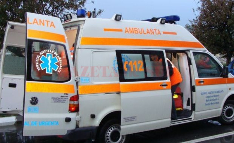 În a doua zi de Crăciun, un bărbat din Caraşova a murit după ce a fost accidentat de o tânără de 21 de ani 1 ambulanta