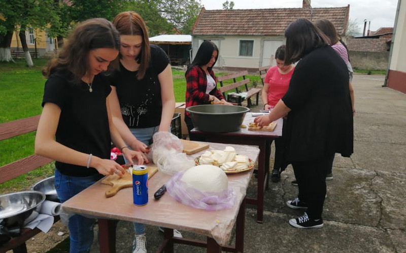 Tinerii din comuna Răcăşdia păstrează cu sfinţenie tradiţiile de Paşte