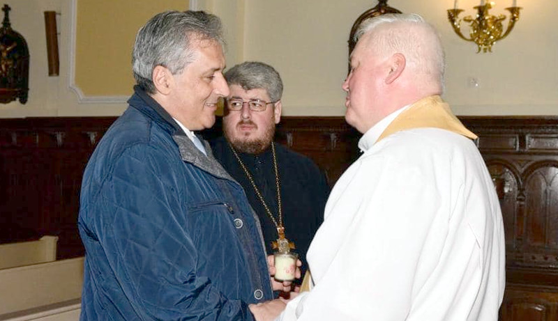 Marcel Vela a primit Lumina la biserica catolică din Caransebeş