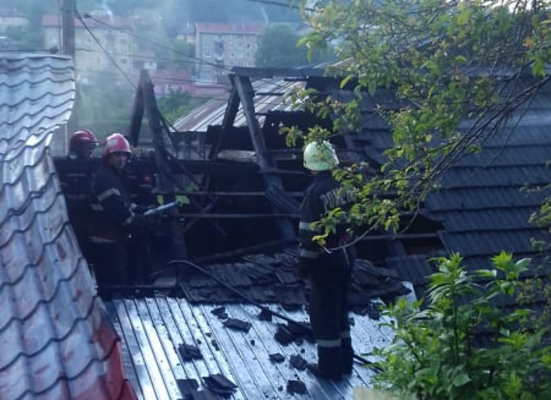 Incendiu la Anina. Proprietara unui imobil cuprins de flăcări a suferit un atac de panică 1 incendiu