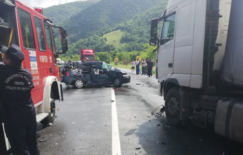 Accident mortal lângă Băile Herculane. O femeie şi-a pierdut viaţa după ce a pătruns pe contrasens 1 accident