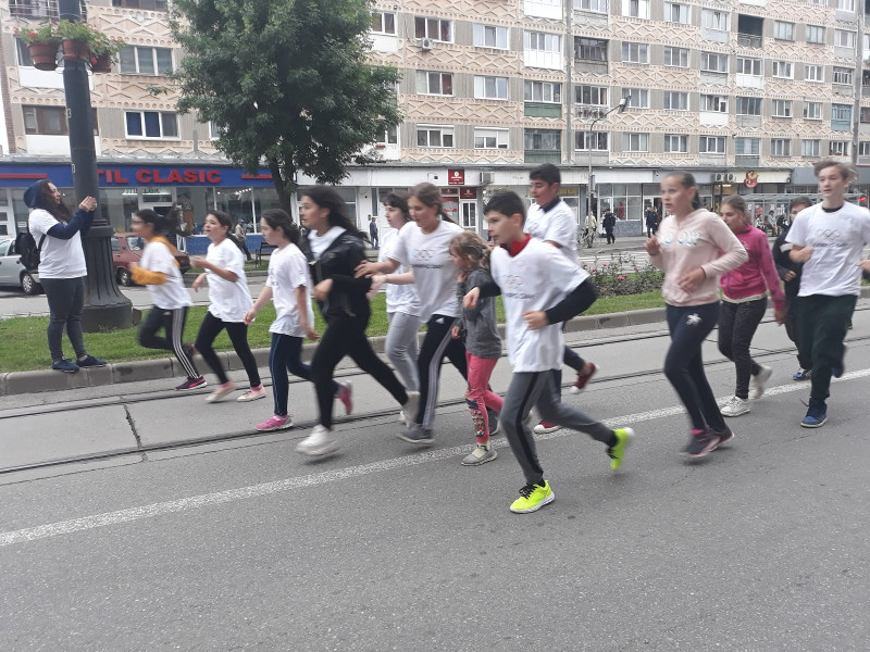Aproximativ 600 de cărăşeni s-au înscris la startul Crosului Naţional „Ziua Olimpică” ediţia a XV-a 1 cros olimpic