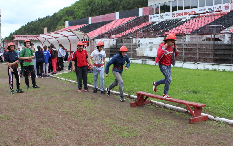 Peste 150 de copii din Caraş-Severin, „prietenii pompierilor”, s-au întrecut pe Stadionul „Mircea Chivu”
