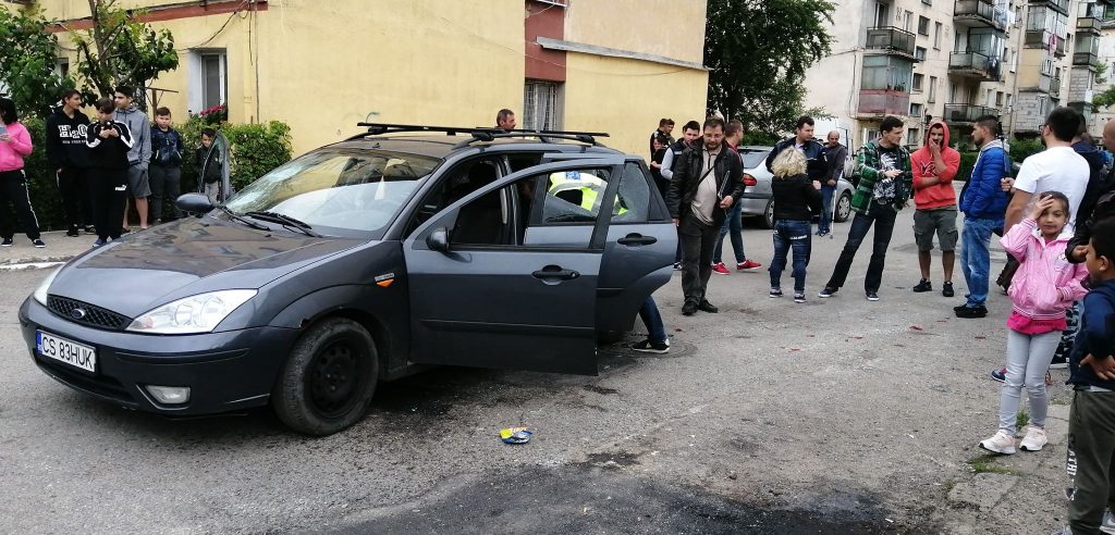 Autoturism vandalizat în zona căminelor din Reşiţa, cunoscută sub numele de Katanga 1 KATANGA