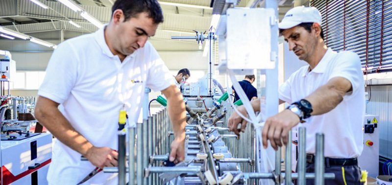 Patronii de microîntreprinderi au la dispoziţie peste zece milioane de euro din partea ADR Vest 1 muncitori productie 1 e1659369010157
