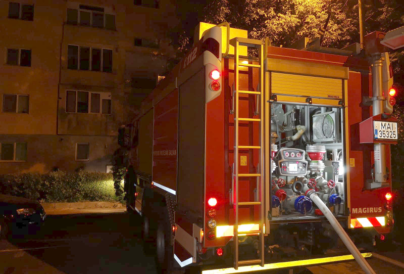 O tânără din Caransebeş a suferit un atac de panică când şi-a văzut apartamentul cuprins de flăcări