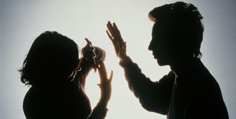 Un bărbat din Caransebeș a fost reținut după ce și-ar fi bătut și sechestrat concubina 1 violenţă