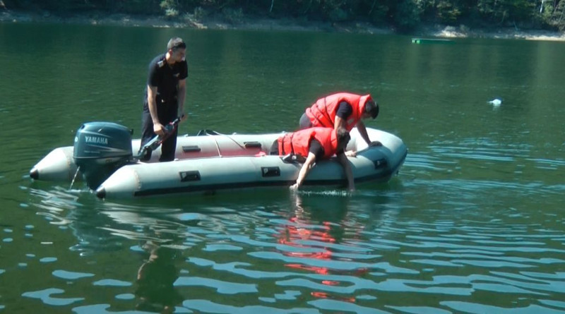 Pompierii caută trupul bărbatului înecat în lacul Secu