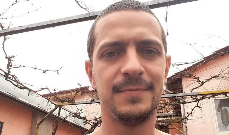 Cade şi varianta cu Ioan Benga subprefect. În cărţi se află un angajat al prefecturii