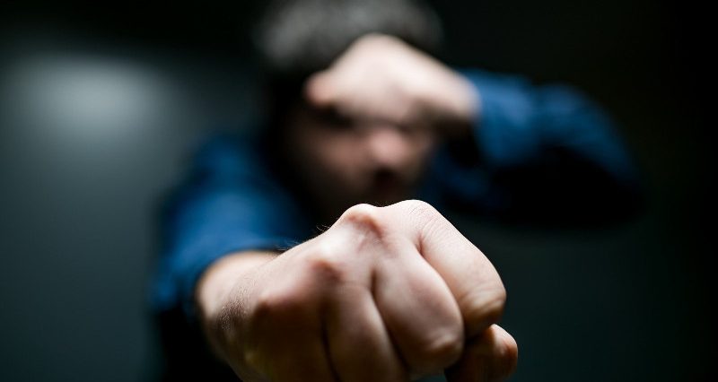 Doi bărbați din Reșița au fost reținuți după ce au tâlhărit o persoană într-o stație de autobuz 1 kumstis e1601022308605