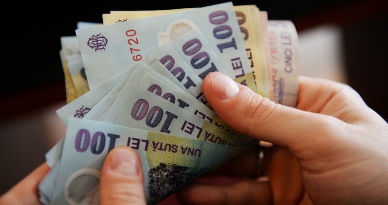 Un bărbat din Moldova Nouă este cercetat după ce a sustras bani din încasările unei firme de curierat