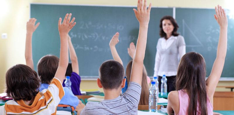 Pedagogia diferențierii – resemnificări conceptuale și praxiologice actuale, la Centrul Universitar UBB din Reșița 1 class raising hands e1612735516520