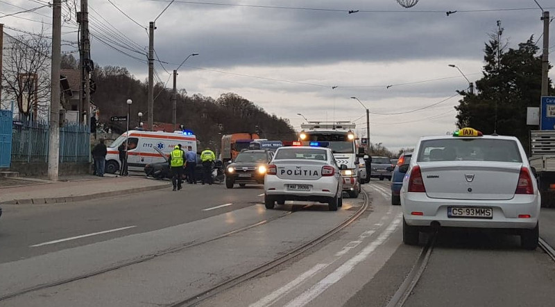 Accident în zona Triaj din Reşiţa. O persoană a ajuns la spital pentru îngrijiri medicale
