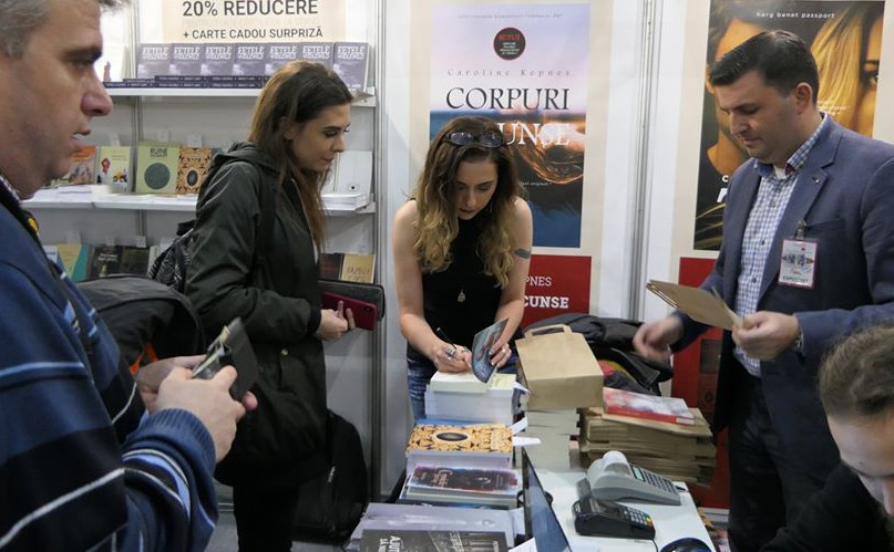 Scriitoarea Lavinia Călina din Caransebeș, prezentă la Târgul de carte „Gaudeamus“, cu ultimul volum SF