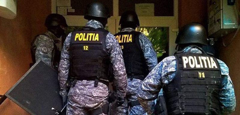 Percheziţii în Caraş-Severin: un medic de familie ar fi operat înregistrări fictive în Registrul Electronic Național de Vaccinări 1 Patron calcat de mascati in timpul unor perchezitii e1585242871644