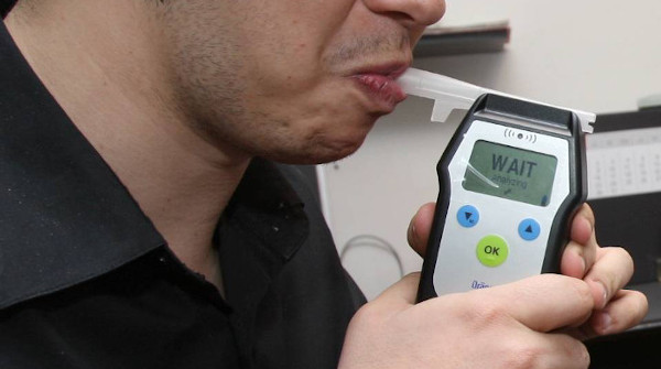 Consumul de alcool și drogurile, printre neregulile descoperite de rutieriști la șoferii cărășeni 1 ALCOOLTEST