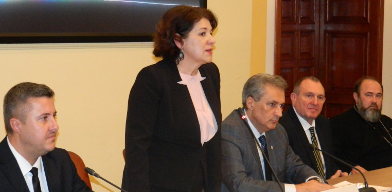 Florența Albu, la învestirea în funcția de prefect: „Este un moment sacru pentru mine“ 1 FLORENȚA ȘI VELA