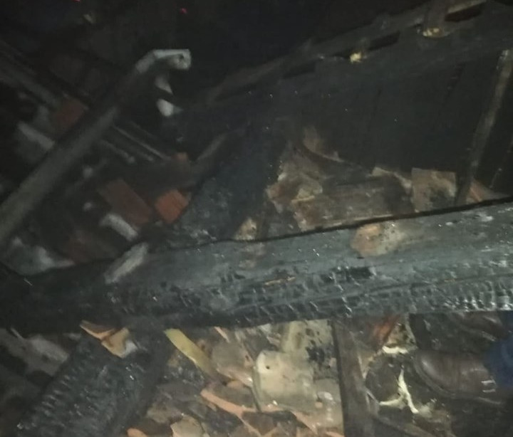 Patru case au fost afectate de un incendiu izbucnit în această seară la Iablanița 1 IABLANITA