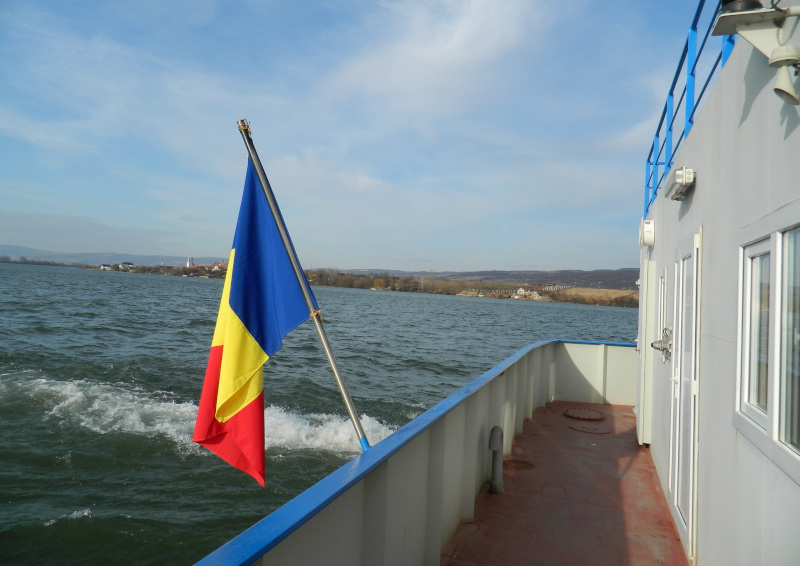 Au început cursele regulate cu bacul pe Dunăre, între Moldova Nouă și Golubac 1 DUNAREA CU STEAG