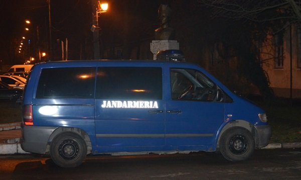 Supărată că nu a fost invitată la o petrecere, o reșițeancă și-a agresat vecinii, apoi a chemat jandarmii 1 duba jandarmi