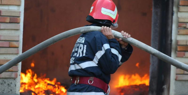 Trei echipaje ale pompierilor din Oravița au acționat pentru stingerea unui incendiu la un garaj din orașul Anina 1 incendiu baraca e1584978730843