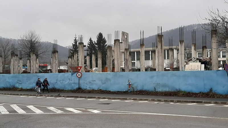 Ioan Popa, primarul Reşiţei, a pus gând rău ruinelor din faţa Gării de Nord