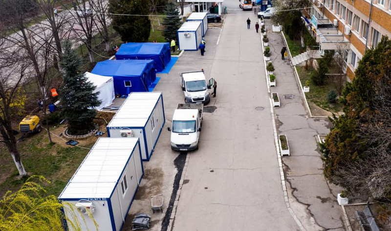 La Spitalul din Reşiţa au fost instalate eurocontainere pentru triajul pacienţilor suspecţi de COVID-19