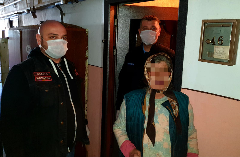 Voluntarii campaniei „Mâinile Bucuriei” aduc o rază de speranţă reşiţenilor