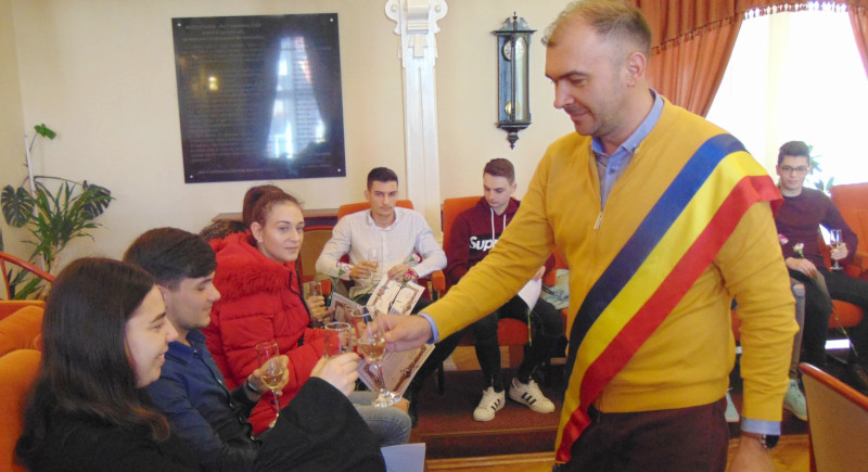 Caransebeşul, mai bogat cu 72 de cetăţeni majori