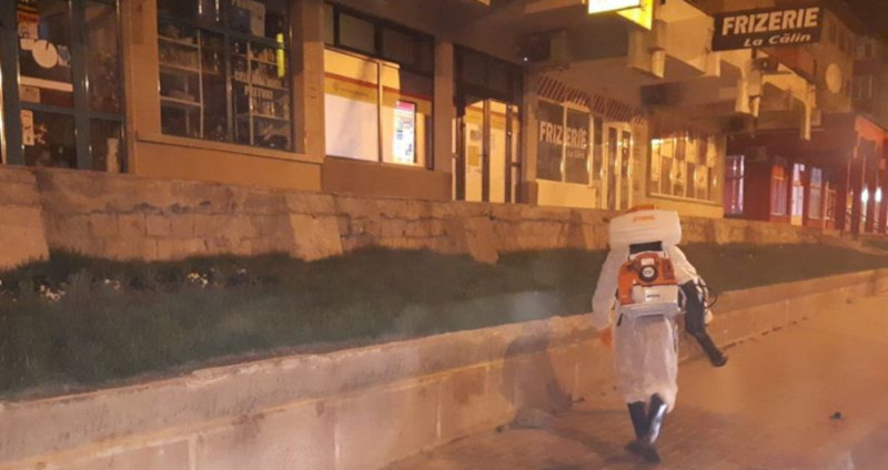 La Caransebeş se dezinfectează străzile