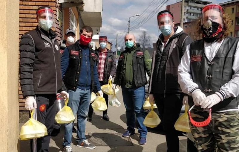 Studenţii reşiţeni s-au alăturat campaniei „Mâinile bucuriei” 1 7