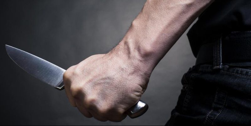 Un bărbat a fost înjunghiat la Reşiţa, în zona unui supermarket din oraş 1 man holding knife e1586689040802