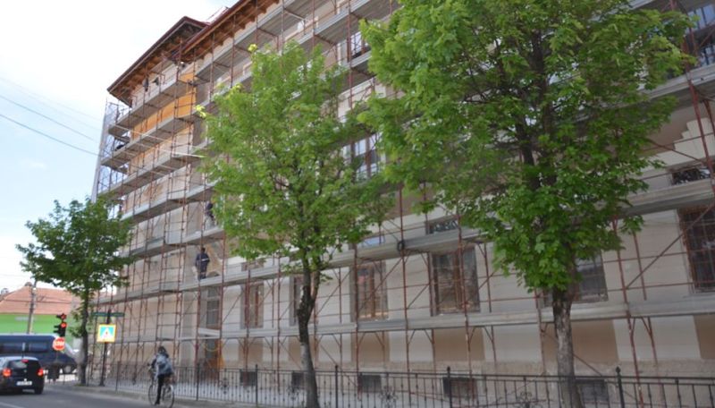 Colegiul Național „C.D. Loga” din Caransebeş se schimbă la faţă 1 fatada cd loga