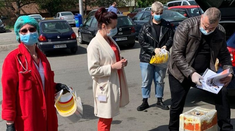 Universitatea „Eftimie Murgu” din Reşiţa a ajutat comunitatea cu 1.000 de viziere într-o lună 1 universitate 1
