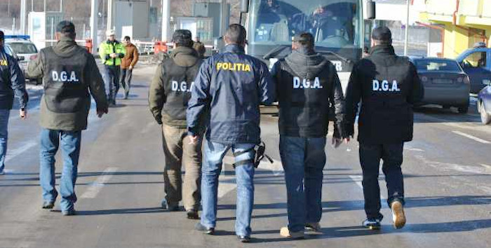Om de afaceri, trimis în judecată alături de doi poliţişti, sub acuzaţia de proxenetism