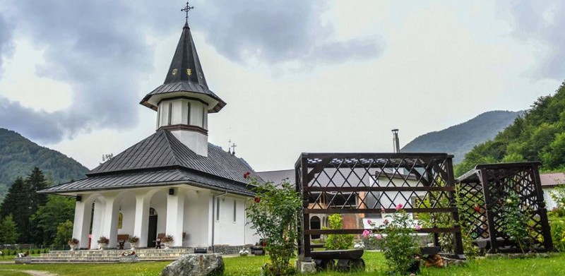 Mânăstirea de la Poiana Mărului îşi sărbătoreşte hramul