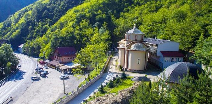 Mănăstirea Piatra Scrisă îşi sărbătoreşte hramul