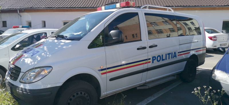 Reţea de traficanţi de droguri de mare risc, destructurată de DIICOT (UPDATE) 1 masina politie
